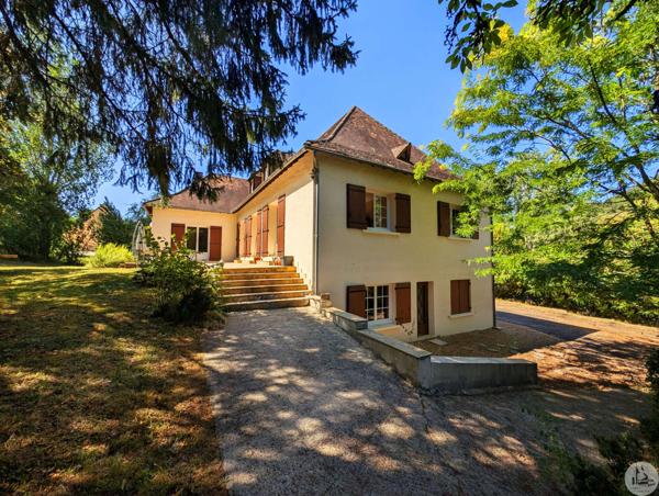 Proche village et commerces, maison avec étang .