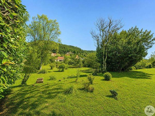 Proche village et commerces, maison avec étang .