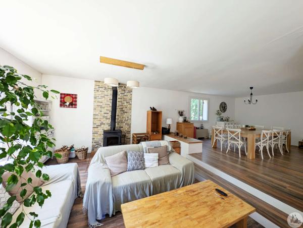 Proche village et commerces, maison avec étang .