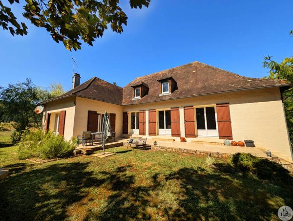 Proche village et commerces, maison avec étang .