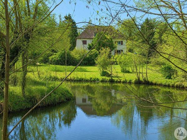 Proche village et commerces, maison avec étang .