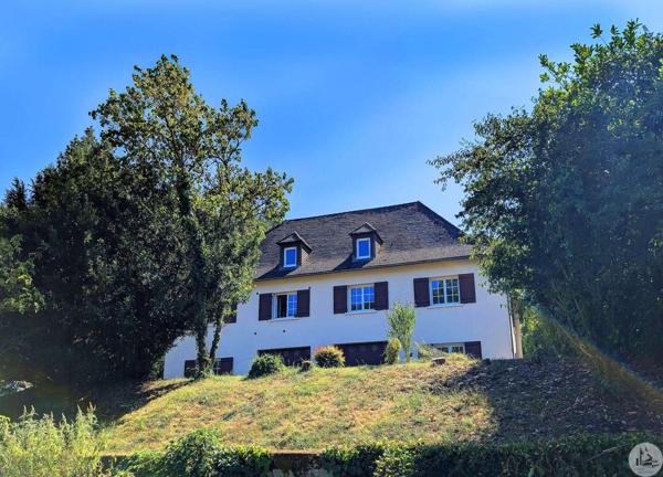 Proche village et commerces, maison avec étang .