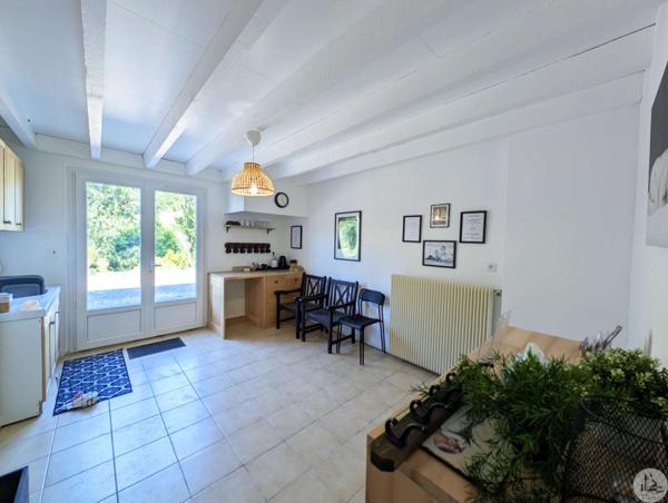 Proche village et commerces, maison avec étang .