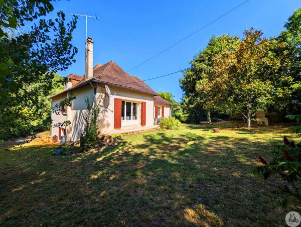 Proche village et commerces, maison avec étang .