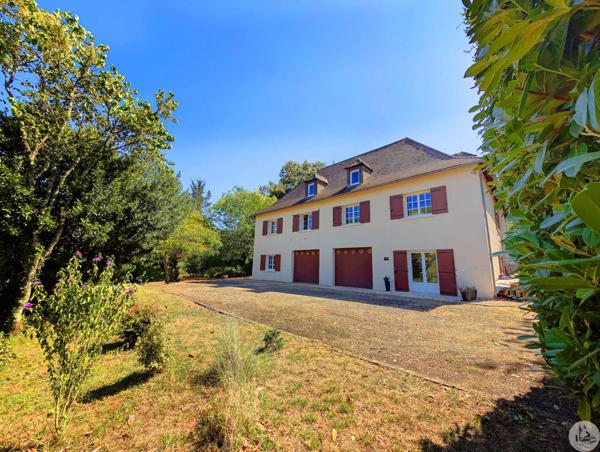 Proche village et commerces, maison avec étang .
