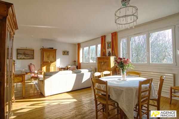 Versailles Rive-Droite appartement 5 pièces 109.64 m² situé au 4ème étage avec cave et jardin de copropriété 660 000 € **  - Référence  28275