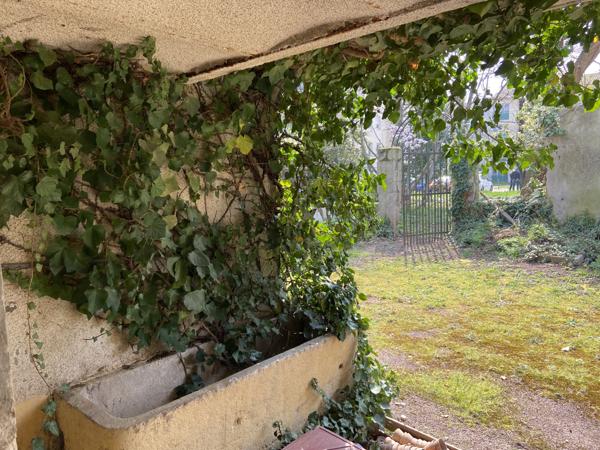 Saint-Genis-Laval (69230) Vieille maison + dépendances à rénover (2 maisons ou duplex possibles sur le terrain)