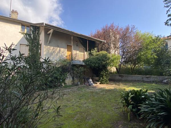 Saint-Genis-Laval (69230) Vieille maison + dépendances à rénover (2 maisons ou duplex possibles sur le terrain)