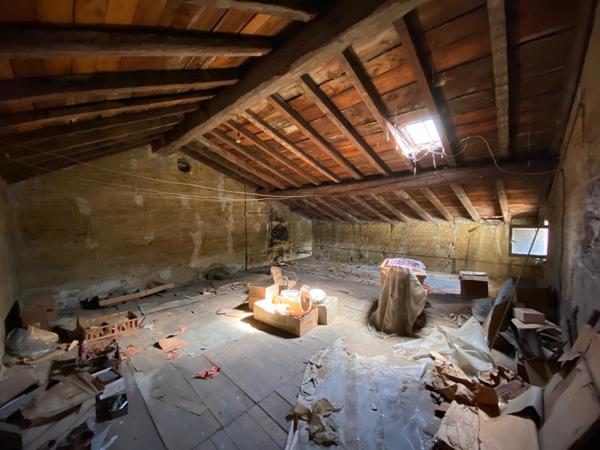 Saint-Genis-Laval (69230) Vieille maison + dépendances à rénover (2 maisons ou duplex possibles sur le terrain)