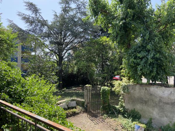 Saint-Genis-Laval (69230) Vieille maison + dépendances à rénover (2 maisons ou duplex possibles sur le terrain)