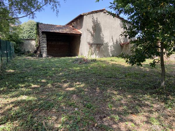 Saint-Genis-Laval (69230) Vieille maison + dépendances à rénover (2 maisons ou duplex possibles sur le terrain)