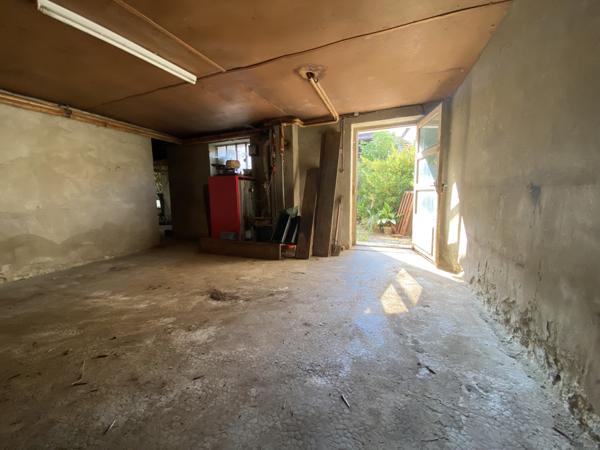 Saint-Genis-Laval (69230) Vieille maison + dépendances à rénover (2 maisons ou duplex possibles sur le terrain)