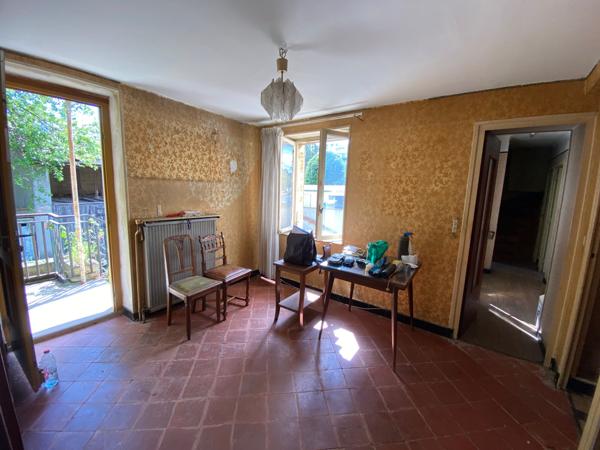 Saint-Genis-Laval (69230) Vieille maison + dépendances à rénover (2 maisons ou duplex possibles sur le terrain)