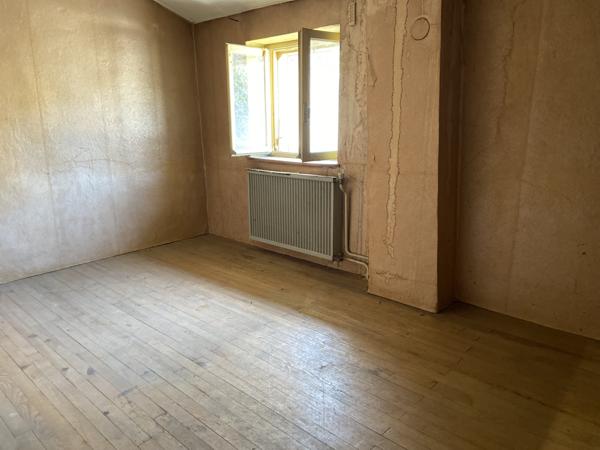 Saint-Genis-Laval (69230) Vieille maison + dépendances à rénover (2 maisons ou duplex possibles sur le terrain)