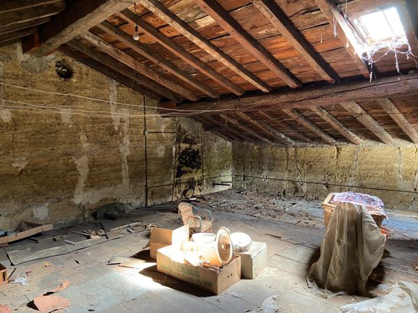 Saint-Genis-Laval (69230) Vieille maison + dépendances à rénover (2 maisons ou duplex possibles sur le terrain)