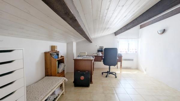 EYGUIÈRES | Grande maison provençale sur un terrain clos & arboré de 630 m² avec piscine et garage.