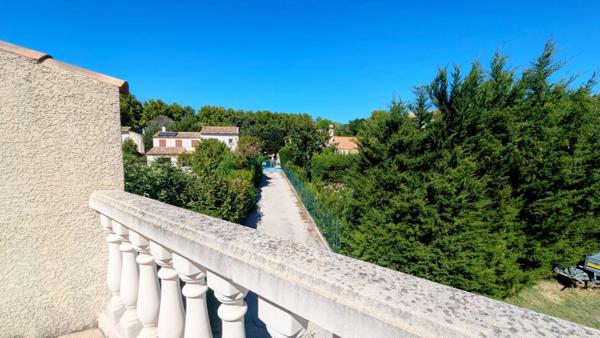 EYGUIÈRES | Grande maison provençale sur un terrain clos & arboré de 630 m² avec piscine et garage.