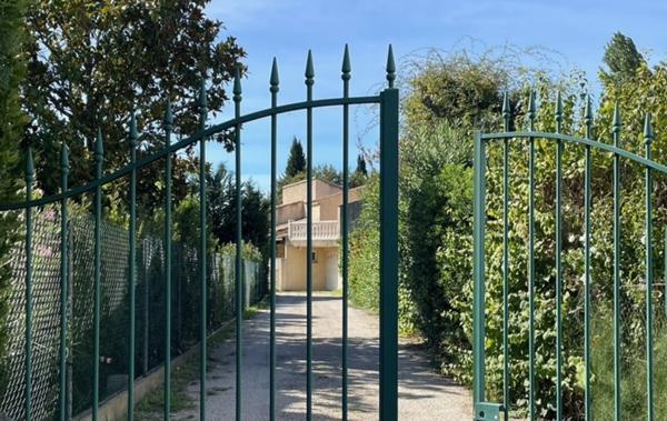 EYGUIÈRES | Grande maison provençale sur un terrain clos & arboré de 630 m² avec piscine et garage.