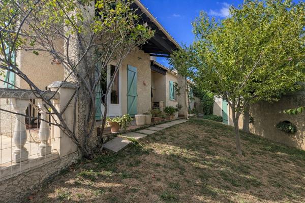 EYGUIÈRES | Grande maison provençale sur un terrain clos & arboré de 630 m² avec piscine et garage.