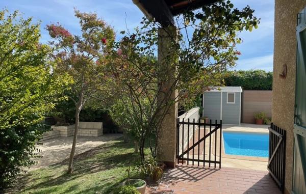 EYGUIÈRES | Grande maison provençale sur un terrain clos & arboré de 630 m² avec piscine et garage.