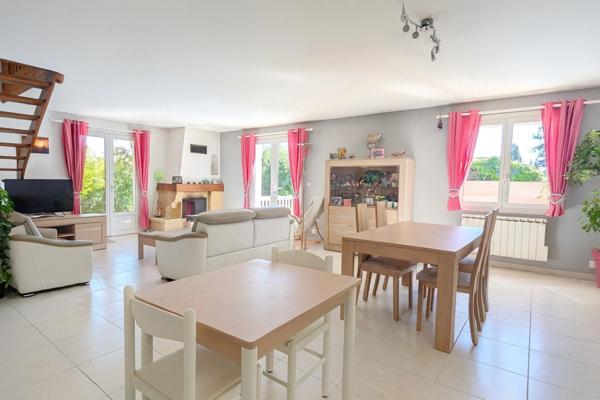 EYGUIÈRES | Grande maison provençale sur un terrain clos & arboré de 630 m² avec piscine et garage.