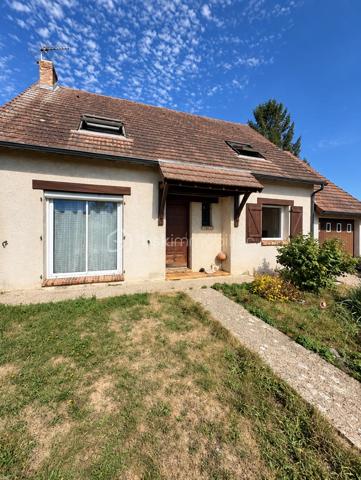 Idéalement située à Gisors (Eure, 27), cette maison lumineuse de 107 m² développe six pièces, dont un double séjour, une grande cuisine aménagée et équipée, et quatre pièces pouvant servir de chambres, réparties sur deux niveaux. Elle dispose d'un grand jardin, d'une grande terrasse et d'un garage accessible directement depuis l'intérieur. Des travaux de rafraîchissement sont à prévoir, laissant à l'acquéreur la possibilité d'y apporter sa propre mise au goût du jour.

REZ-DE-CHAUSSÉE

L'entrée s'ouvre sur un couloir équipé de rangements, qui dessert la grande cuisine, aménagée et équipée, et offre une ouverture directe sur le salon. Cette distribution crée une circulation fluide entre les espaces tout en préservant la séparation des usages. Le double séjour constitue un vrai confort au quotidien : un espace dédié à la détente, un autre aux repas ou à la réception, sans que l'un empiète sur l'autre. Ce niveau accueille également un bureau pouvant faire office de chambre selon les besoins du foyer, ainsi qu'un WC séparé. Le garage est accessible directement depuis l'intérieur, un confort appréciable au quotidien, notamment par mauvais temps.

À L'ÉTAGE

L'étage dessert trois chambres, une salle d'eau et un WC indépendant. L'espace nuit est ainsi clairement séparé des pièces de vie, avec des sanitaires présents aux deux niveaux — une organisation pratique pour une famille.

EXTÉRIEUR

La grande terrasse prolonge la maison et offre un espace de plein air directement exploitable. Le grand jardin, sans vis-à-vis, comprend un coin aménagé pour les repas en extérieur, propice aux déjeuners en famille comme aux soirées d'été. Un cadre agréable pour profiter de l'extérieur en toute tranquillité.

RANGEMENTS ET LUMINOSITÉ

La maison bénéficie d'une bonne luminosité naturelle sur l'ensemble des pièces de vie. Le couloir d'entrée intègre des rangements, ce qui libère de la surface au sol dans les pièces principales et facilite l'organisation du quotidien.

ENVIRONNEMENT ET ACCÈS

Gisors, sous-préfecture de l'Eure (27), réunit de nombreux commerces, des établissements scolaires et une gare permettant de rejoindre la Normandie comme l'Île-de-France. La maison bénéficie d'un emplacement de qualité au sein de la commune, adapté aussi bien aux familles qu'aux actifs effectuant des trajets réguliers.

POINTS À NOTER

Des travaux de rafraîchissement sont à prévoir sur l'ensemble du bien. Ils restent d'ampleur mesurée et permettent à l'acquéreur de personnaliser la maison selon ses goûts. Ce bien s'adresse aux acquéreurs recherchant un volume familial, un double séjour, un grand jardin et un emplacement de choix à Gisors, avec une marge de personnalisation.

Une maison familiale lumineuse de 107 m² avec double séjour, garage et grand jardin, idéalement située à Gisors.