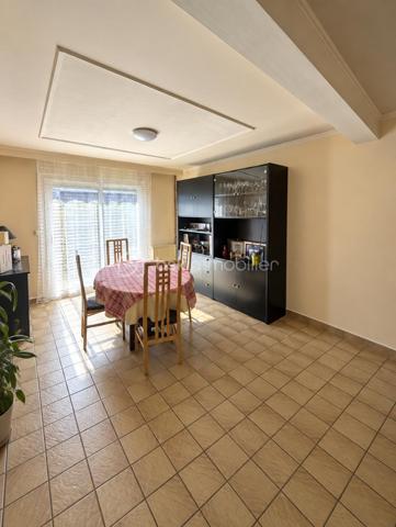 Idéalement située à Gisors (Eure, 27), cette maison lumineuse de 107 m² développe six pièces, dont un double séjour, une grande cuisine aménagée et équipée, et quatre pièces pouvant servir de chambres, réparties sur deux niveaux. Elle dispose d'un grand jardin, d'une grande terrasse et d'un garage accessible directement depuis l'intérieur. Des travaux de rafraîchissement sont à prévoir, laissant à l'acquéreur la possibilité d'y apporter sa propre mise au goût du jour.

REZ-DE-CHAUSSÉE

L'entrée s'ouvre sur un couloir équipé de rangements, qui dessert la grande cuisine, aménagée et équipée, et offre une ouverture directe sur le salon. Cette distribution crée une circulation fluide entre les espaces tout en préservant la séparation des usages. Le double séjour constitue un vrai confort au quotidien : un espace dédié à la détente, un autre aux repas ou à la réception, sans que l'un empiète sur l'autre. Ce niveau accueille également un bureau pouvant faire office de chambre selon les besoins du foyer, ainsi qu'un WC séparé. Le garage est accessible directement depuis l'intérieur, un confort appréciable au quotidien, notamment par mauvais temps.

À L'ÉTAGE

L'étage dessert trois chambres, une salle d'eau et un WC indépendant. L'espace nuit est ainsi clairement séparé des pièces de vie, avec des sanitaires présents aux deux niveaux — une organisation pratique pour une famille.

EXTÉRIEUR

La grande terrasse prolonge la maison et offre un espace de plein air directement exploitable. Le grand jardin, sans vis-à-vis, comprend un coin aménagé pour les repas en extérieur, propice aux déjeuners en famille comme aux soirées d'été. Un cadre agréable pour profiter de l'extérieur en toute tranquillité.

RANGEMENTS ET LUMINOSITÉ

La maison bénéficie d'une bonne luminosité naturelle sur l'ensemble des pièces de vie. Le couloir d'entrée intègre des rangements, ce qui libère de la surface au sol dans les pièces principales et facilite l'organisation du quotidien.

ENVIRONNEMENT ET ACCÈS

Gisors, sous-préfecture de l'Eure (27), réunit de nombreux commerces, des établissements scolaires et une gare permettant de rejoindre la Normandie comme l'Île-de-France. La maison bénéficie d'un emplacement de qualité au sein de la commune, adapté aussi bien aux familles qu'aux actifs effectuant des trajets réguliers.

POINTS À NOTER

Des travaux de rafraîchissement sont à prévoir sur l'ensemble du bien. Ils restent d'ampleur mesurée et permettent à l'acquéreur de personnaliser la maison selon ses goûts. Ce bien s'adresse aux acquéreurs recherchant un volume familial, un double séjour, un grand jardin et un emplacement de choix à Gisors, avec une marge de personnalisation.

Une maison familiale lumineuse de 107 m² avec double séjour, garage et grand jardin, idéalement située à Gisors.