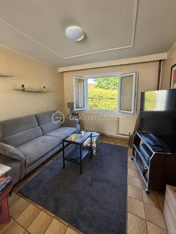 Idéalement située à Gisors (Eure, 27), cette maison lumineuse de 107 m² développe six pièces, dont un double séjour, une grande cuisine aménagée et équipée, et quatre pièces pouvant servir de chambres, réparties sur deux niveaux. Elle dispose d'un grand jardin, d'une grande terrasse et d'un garage accessible directement depuis l'intérieur. Des travaux de rafraîchissement sont à prévoir, laissant à l'acquéreur la possibilité d'y apporter sa propre mise au goût du jour.

REZ-DE-CHAUSSÉE

L'entrée s'ouvre sur un couloir équipé de rangements, qui dessert la grande cuisine, aménagée et équipée, et offre une ouverture directe sur le salon. Cette distribution crée une circulation fluide entre les espaces tout en préservant la séparation des usages. Le double séjour constitue un vrai confort au quotidien : un espace dédié à la détente, un autre aux repas ou à la réception, sans que l'un empiète sur l'autre. Ce niveau accueille également un bureau pouvant faire office de chambre selon les besoins du foyer, ainsi qu'un WC séparé. Le garage est accessible directement depuis l'intérieur, un confort appréciable au quotidien, notamment par mauvais temps.

À L'ÉTAGE

L'étage dessert trois chambres, une salle d'eau et un WC indépendant. L'espace nuit est ainsi clairement séparé des pièces de vie, avec des sanitaires présents aux deux niveaux — une organisation pratique pour une famille.

EXTÉRIEUR

La grande terrasse prolonge la maison et offre un espace de plein air directement exploitable. Le grand jardin, sans vis-à-vis, comprend un coin aménagé pour les repas en extérieur, propice aux déjeuners en famille comme aux soirées d'été. Un cadre agréable pour profiter de l'extérieur en toute tranquillité.

RANGEMENTS ET LUMINOSITÉ

La maison bénéficie d'une bonne luminosité naturelle sur l'ensemble des pièces de vie. Le couloir d'entrée intègre des rangements, ce qui libère de la surface au sol dans les pièces principales et facilite l'organisation du quotidien.

ENVIRONNEMENT ET ACCÈS

Gisors, sous-préfecture de l'Eure (27), réunit de nombreux commerces, des établissements scolaires et une gare permettant de rejoindre la Normandie comme l'Île-de-France. La maison bénéficie d'un emplacement de qualité au sein de la commune, adapté aussi bien aux familles qu'aux actifs effectuant des trajets réguliers.

POINTS À NOTER

Des travaux de rafraîchissement sont à prévoir sur l'ensemble du bien. Ils restent d'ampleur mesurée et permettent à l'acquéreur de personnaliser la maison selon ses goûts. Ce bien s'adresse aux acquéreurs recherchant un volume familial, un double séjour, un grand jardin et un emplacement de choix à Gisors, avec une marge de personnalisation.

Une maison familiale lumineuse de 107 m² avec double séjour, garage et grand jardin, idéalement située à Gisors.
