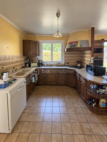 Idéalement située à Gisors (Eure, 27), cette maison lumineuse de 107 m² développe six pièces, dont un double séjour, une grande cuisine aménagée et équipée, et quatre pièces pouvant servir de chambres, réparties sur deux niveaux. Elle dispose d'un grand jardin, d'une grande terrasse et d'un garage accessible directement depuis l'intérieur. Des travaux de rafraîchissement sont à prévoir, laissant à l'acquéreur la possibilité d'y apporter sa propre mise au goût du jour.

REZ-DE-CHAUSSÉE

L'entrée s'ouvre sur un couloir équipé de rangements, qui dessert la grande cuisine, aménagée et équipée, et offre une ouverture directe sur le salon. Cette distribution crée une circulation fluide entre les espaces tout en préservant la séparation des usages. Le double séjour constitue un vrai confort au quotidien : un espace dédié à la détente, un autre aux repas ou à la réception, sans que l'un empiète sur l'autre. Ce niveau accueille également un bureau pouvant faire office de chambre selon les besoins du foyer, ainsi qu'un WC séparé. Le garage est accessible directement depuis l'intérieur, un confort appréciable au quotidien, notamment par mauvais temps.

À L'ÉTAGE

L'étage dessert trois chambres, une salle d'eau et un WC indépendant. L'espace nuit est ainsi clairement séparé des pièces de vie, avec des sanitaires présents aux deux niveaux — une organisation pratique pour une famille.

EXTÉRIEUR

La grande terrasse prolonge la maison et offre un espace de plein air directement exploitable. Le grand jardin, sans vis-à-vis, comprend un coin aménagé pour les repas en extérieur, propice aux déjeuners en famille comme aux soirées d'été. Un cadre agréable pour profiter de l'extérieur en toute tranquillité.

RANGEMENTS ET LUMINOSITÉ

La maison bénéficie d'une bonne luminosité naturelle sur l'ensemble des pièces de vie. Le couloir d'entrée intègre des rangements, ce qui libère de la surface au sol dans les pièces principales et facilite l'organisation du quotidien.

ENVIRONNEMENT ET ACCÈS

Gisors, sous-préfecture de l'Eure (27), réunit de nombreux commerces, des établissements scolaires et une gare permettant de rejoindre la Normandie comme l'Île-de-France. La maison bénéficie d'un emplacement de qualité au sein de la commune, adapté aussi bien aux familles qu'aux actifs effectuant des trajets réguliers.

POINTS À NOTER

Des travaux de rafraîchissement sont à prévoir sur l'ensemble du bien. Ils restent d'ampleur mesurée et permettent à l'acquéreur de personnaliser la maison selon ses goûts. Ce bien s'adresse aux acquéreurs recherchant un volume familial, un double séjour, un grand jardin et un emplacement de choix à Gisors, avec une marge de personnalisation.

Une maison familiale lumineuse de 107 m² avec double séjour, garage et grand jardin, idéalement située à Gisors.