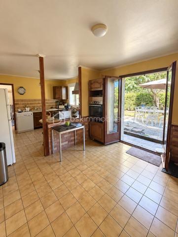 Idéalement située à Gisors (Eure, 27), cette maison lumineuse de 107 m² développe six pièces, dont un double séjour, une grande cuisine aménagée et équipée, et quatre pièces pouvant servir de chambres, réparties sur deux niveaux. Elle dispose d'un grand jardin, d'une grande terrasse et d'un garage accessible directement depuis l'intérieur. Des travaux de rafraîchissement sont à prévoir, laissant à l'acquéreur la possibilité d'y apporter sa propre mise au goût du jour.

REZ-DE-CHAUSSÉE

L'entrée s'ouvre sur un couloir équipé de rangements, qui dessert la grande cuisine, aménagée et équipée, et offre une ouverture directe sur le salon. Cette distribution crée une circulation fluide entre les espaces tout en préservant la séparation des usages. Le double séjour constitue un vrai confort au quotidien : un espace dédié à la détente, un autre aux repas ou à la réception, sans que l'un empiète sur l'autre. Ce niveau accueille également un bureau pouvant faire office de chambre selon les besoins du foyer, ainsi qu'un WC séparé. Le garage est accessible directement depuis l'intérieur, un confort appréciable au quotidien, notamment par mauvais temps.

À L'ÉTAGE

L'étage dessert trois chambres, une salle d'eau et un WC indépendant. L'espace nuit est ainsi clairement séparé des pièces de vie, avec des sanitaires présents aux deux niveaux — une organisation pratique pour une famille.

EXTÉRIEUR

La grande terrasse prolonge la maison et offre un espace de plein air directement exploitable. Le grand jardin, sans vis-à-vis, comprend un coin aménagé pour les repas en extérieur, propice aux déjeuners en famille comme aux soirées d'été. Un cadre agréable pour profiter de l'extérieur en toute tranquillité.

RANGEMENTS ET LUMINOSITÉ

La maison bénéficie d'une bonne luminosité naturelle sur l'ensemble des pièces de vie. Le couloir d'entrée intègre des rangements, ce qui libère de la surface au sol dans les pièces principales et facilite l'organisation du quotidien.

ENVIRONNEMENT ET ACCÈS

Gisors, sous-préfecture de l'Eure (27), réunit de nombreux commerces, des établissements scolaires et une gare permettant de rejoindre la Normandie comme l'Île-de-France. La maison bénéficie d'un emplacement de qualité au sein de la commune, adapté aussi bien aux familles qu'aux actifs effectuant des trajets réguliers.

POINTS À NOTER

Des travaux de rafraîchissement sont à prévoir sur l'ensemble du bien. Ils restent d'ampleur mesurée et permettent à l'acquéreur de personnaliser la maison selon ses goûts. Ce bien s'adresse aux acquéreurs recherchant un volume familial, un double séjour, un grand jardin et un emplacement de choix à Gisors, avec une marge de personnalisation.

Une maison familiale lumineuse de 107 m² avec double séjour, garage et grand jardin, idéalement située à Gisors.
