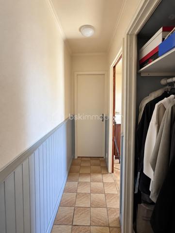 Idéalement située à Gisors (Eure, 27), cette maison lumineuse de 107 m² développe six pièces, dont un double séjour, une grande cuisine aménagée et équipée, et quatre pièces pouvant servir de chambres, réparties sur deux niveaux. Elle dispose d'un grand jardin, d'une grande terrasse et d'un garage accessible directement depuis l'intérieur. Des travaux de rafraîchissement sont à prévoir, laissant à l'acquéreur la possibilité d'y apporter sa propre mise au goût du jour.

REZ-DE-CHAUSSÉE

L'entrée s'ouvre sur un couloir équipé de rangements, qui dessert la grande cuisine, aménagée et équipée, et offre une ouverture directe sur le salon. Cette distribution crée une circulation fluide entre les espaces tout en préservant la séparation des usages. Le double séjour constitue un vrai confort au quotidien : un espace dédié à la détente, un autre aux repas ou à la réception, sans que l'un empiète sur l'autre. Ce niveau accueille également un bureau pouvant faire office de chambre selon les besoins du foyer, ainsi qu'un WC séparé. Le garage est accessible directement depuis l'intérieur, un confort appréciable au quotidien, notamment par mauvais temps.

À L'ÉTAGE

L'étage dessert trois chambres, une salle d'eau et un WC indépendant. L'espace nuit est ainsi clairement séparé des pièces de vie, avec des sanitaires présents aux deux niveaux — une organisation pratique pour une famille.

EXTÉRIEUR

La grande terrasse prolonge la maison et offre un espace de plein air directement exploitable. Le grand jardin, sans vis-à-vis, comprend un coin aménagé pour les repas en extérieur, propice aux déjeuners en famille comme aux soirées d'été. Un cadre agréable pour profiter de l'extérieur en toute tranquillité.

RANGEMENTS ET LUMINOSITÉ

La maison bénéficie d'une bonne luminosité naturelle sur l'ensemble des pièces de vie. Le couloir d'entrée intègre des rangements, ce qui libère de la surface au sol dans les pièces principales et facilite l'organisation du quotidien.

ENVIRONNEMENT ET ACCÈS

Gisors, sous-préfecture de l'Eure (27), réunit de nombreux commerces, des établissements scolaires et une gare permettant de rejoindre la Normandie comme l'Île-de-France. La maison bénéficie d'un emplacement de qualité au sein de la commune, adapté aussi bien aux familles qu'aux actifs effectuant des trajets réguliers.

POINTS À NOTER

Des travaux de rafraîchissement sont à prévoir sur l'ensemble du bien. Ils restent d'ampleur mesurée et permettent à l'acquéreur de personnaliser la maison selon ses goûts. Ce bien s'adresse aux acquéreurs recherchant un volume familial, un double séjour, un grand jardin et un emplacement de choix à Gisors, avec une marge de personnalisation.

Une maison familiale lumineuse de 107 m² avec double séjour, garage et grand jardin, idéalement située à Gisors.