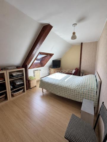 Idéalement située à Gisors (Eure, 27), cette maison lumineuse de 107 m² développe six pièces, dont un double séjour, une grande cuisine aménagée et équipée, et quatre pièces pouvant servir de chambres, réparties sur deux niveaux. Elle dispose d'un grand jardin, d'une grande terrasse et d'un garage accessible directement depuis l'intérieur. Des travaux de rafraîchissement sont à prévoir, laissant à l'acquéreur la possibilité d'y apporter sa propre mise au goût du jour.

REZ-DE-CHAUSSÉE

L'entrée s'ouvre sur un couloir équipé de rangements, qui dessert la grande cuisine, aménagée et équipée, et offre une ouverture directe sur le salon. Cette distribution crée une circulation fluide entre les espaces tout en préservant la séparation des usages. Le double séjour constitue un vrai confort au quotidien : un espace dédié à la détente, un autre aux repas ou à la réception, sans que l'un empiète sur l'autre. Ce niveau accueille également un bureau pouvant faire office de chambre selon les besoins du foyer, ainsi qu'un WC séparé. Le garage est accessible directement depuis l'intérieur, un confort appréciable au quotidien, notamment par mauvais temps.

À L'ÉTAGE

L'étage dessert trois chambres, une salle d'eau et un WC indépendant. L'espace nuit est ainsi clairement séparé des pièces de vie, avec des sanitaires présents aux deux niveaux — une organisation pratique pour une famille.

EXTÉRIEUR

La grande terrasse prolonge la maison et offre un espace de plein air directement exploitable. Le grand jardin, sans vis-à-vis, comprend un coin aménagé pour les repas en extérieur, propice aux déjeuners en famille comme aux soirées d'été. Un cadre agréable pour profiter de l'extérieur en toute tranquillité.

RANGEMENTS ET LUMINOSITÉ

La maison bénéficie d'une bonne luminosité naturelle sur l'ensemble des pièces de vie. Le couloir d'entrée intègre des rangements, ce qui libère de la surface au sol dans les pièces principales et facilite l'organisation du quotidien.

ENVIRONNEMENT ET ACCÈS

Gisors, sous-préfecture de l'Eure (27), réunit de nombreux commerces, des établissements scolaires et une gare permettant de rejoindre la Normandie comme l'Île-de-France. La maison bénéficie d'un emplacement de qualité au sein de la commune, adapté aussi bien aux familles qu'aux actifs effectuant des trajets réguliers.

POINTS À NOTER

Des travaux de rafraîchissement sont à prévoir sur l'ensemble du bien. Ils restent d'ampleur mesurée et permettent à l'acquéreur de personnaliser la maison selon ses goûts. Ce bien s'adresse aux acquéreurs recherchant un volume familial, un double séjour, un grand jardin et un emplacement de choix à Gisors, avec une marge de personnalisation.

Une maison familiale lumineuse de 107 m² avec double séjour, garage et grand jardin, idéalement située à Gisors.