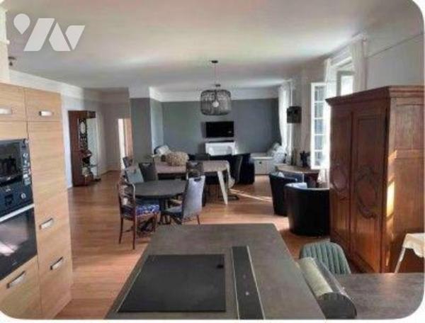 En première ligne face à la mer, au sein d'une maison de maître implantée sur un terrain arboré...