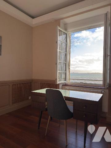 En première ligne face à la mer, au sein d'une maison de maître implantée sur un terrain arboré...