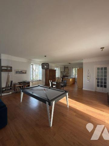 En première ligne face à la mer, au sein d'une maison de maître implantée sur un terrain arboré...