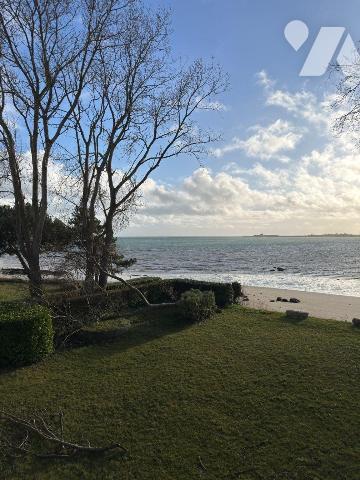 En première ligne face à la mer, au sein d'une maison de maître implantée sur un terrain arboré...