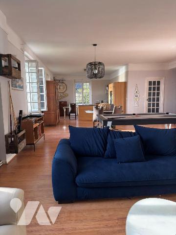 En première ligne face à la mer, au sein d'une maison de maître implantée sur un terrain arboré...