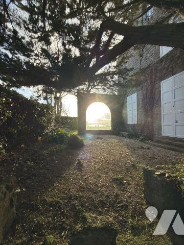 En première ligne face à la mer, au sein d'une maison de maître implantée sur un terrain arboré...