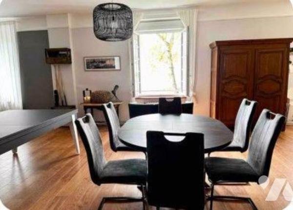 En première ligne face à la mer, au sein d'une maison de maître implantée sur un terrain arboré...