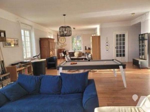 En première ligne face à la mer, au sein d'une maison de maître implantée sur un terrain arboré...