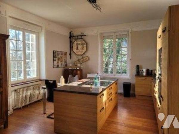 En première ligne face à la mer, au sein d'une maison de maître implantée sur un terrain arboré...