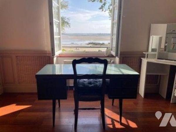 En première ligne face à la mer, au sein d'une maison de maître implantée sur un terrain arboré...