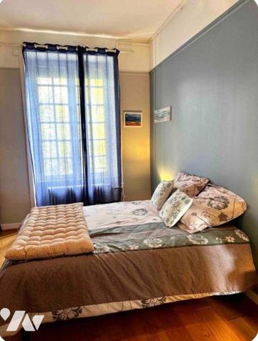 En première ligne face à la mer, au sein d'une maison de maître implantée sur un terrain arboré...