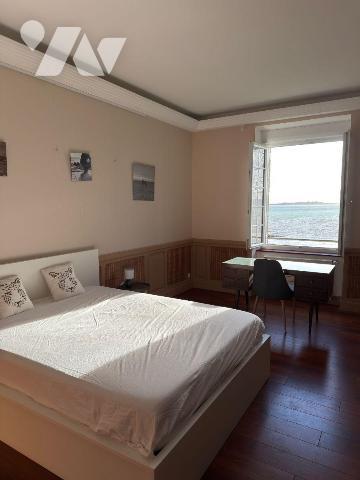 En première ligne face à la mer, au sein d'une maison de maître implantée sur un terrain arboré...