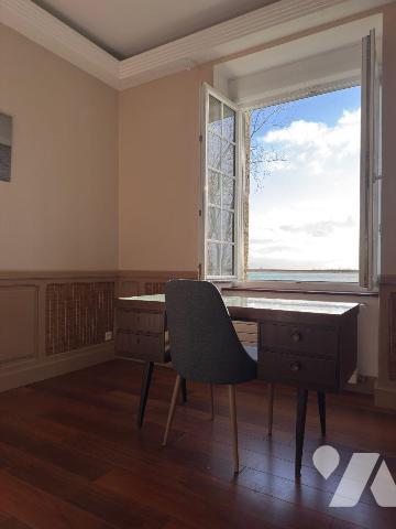 En première ligne face à la mer, au sein d'une maison de maître implantée sur un terrain arboré...