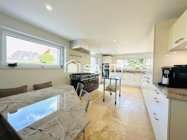 Maison - 7 pièces - 230m²