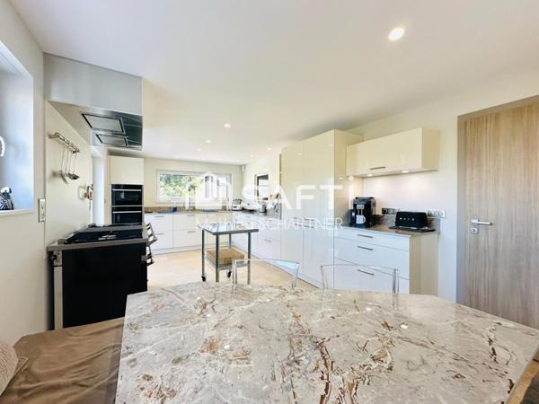 Maison - 7 pièces - 230m²