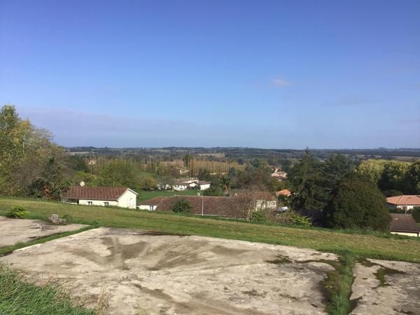 Ensemble de bâtiments de 1400 m2 centre Castillonnès.