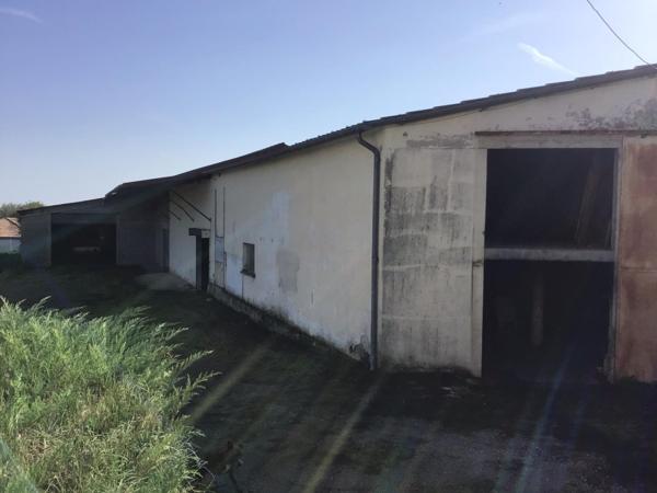 Ensemble de bâtiments de 1400 m2 centre Castillonnès.