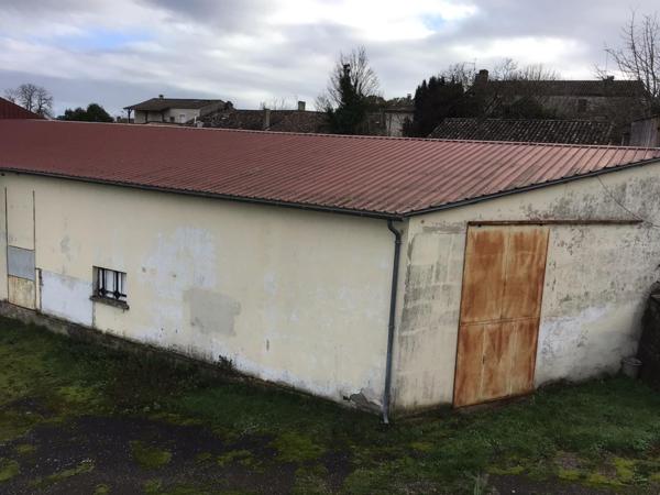 Ensemble de bâtiments de 1400 m2 centre Castillonnès.